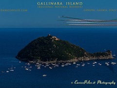 GALLINARA ISLAND e FRECCE TRICOLORI 9073 passaggio aerei con fumogeni tricolori sull'isola gallinara - ph Enrico Pelos cor cut
