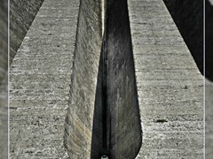 lago del brugneto - il muro in cemento armato della diga con ingresso - ph enrico pelos
